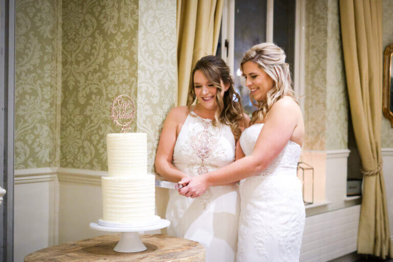 Hannah & Steph cut the wedding cake